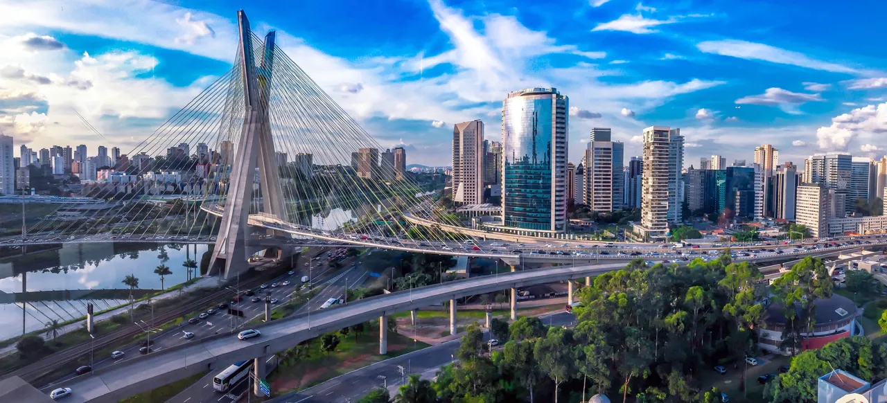 Ponte Estaiada e torres corporativas da região da Berrini, em São Paulo