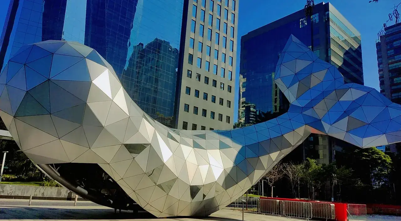 Escultura metálica e torres corporativas na Avenida Brigadeiro Faria Lima