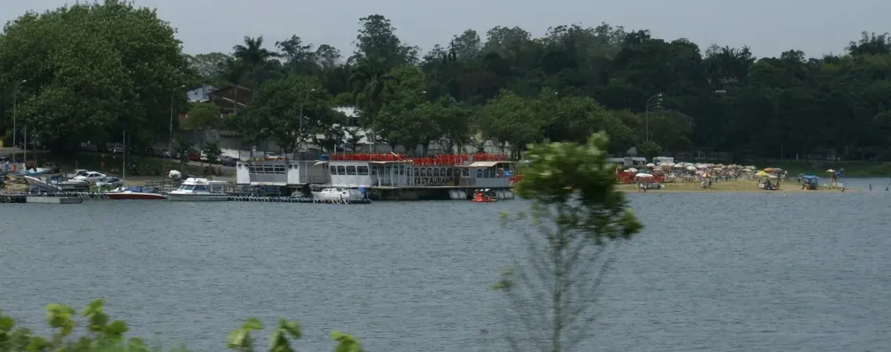 Margem da Represa Billings com barcos e praia