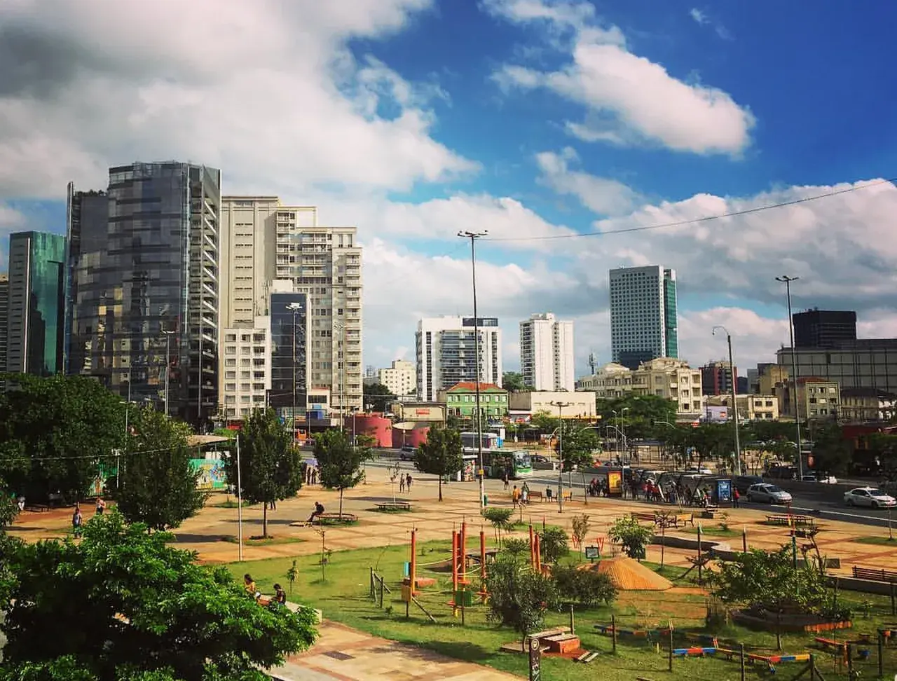 Largo da Batata e prédios de Pinheiros, em São Paulo