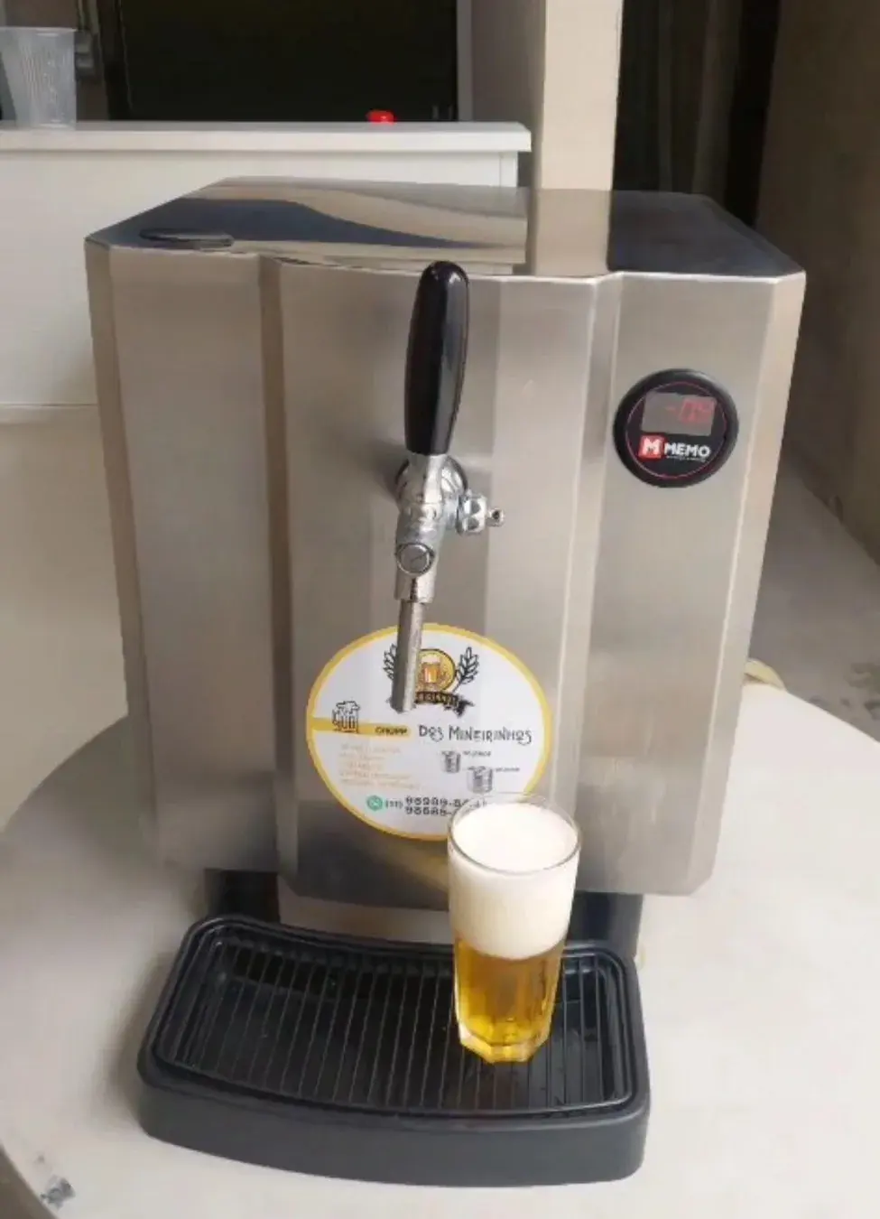 Chopeira elétrica Mineirinhos Chopp servindo chopp de barril de 30 litros