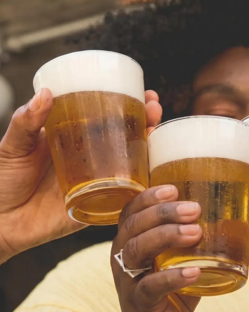 Brinde com dois copos de chopp gelado