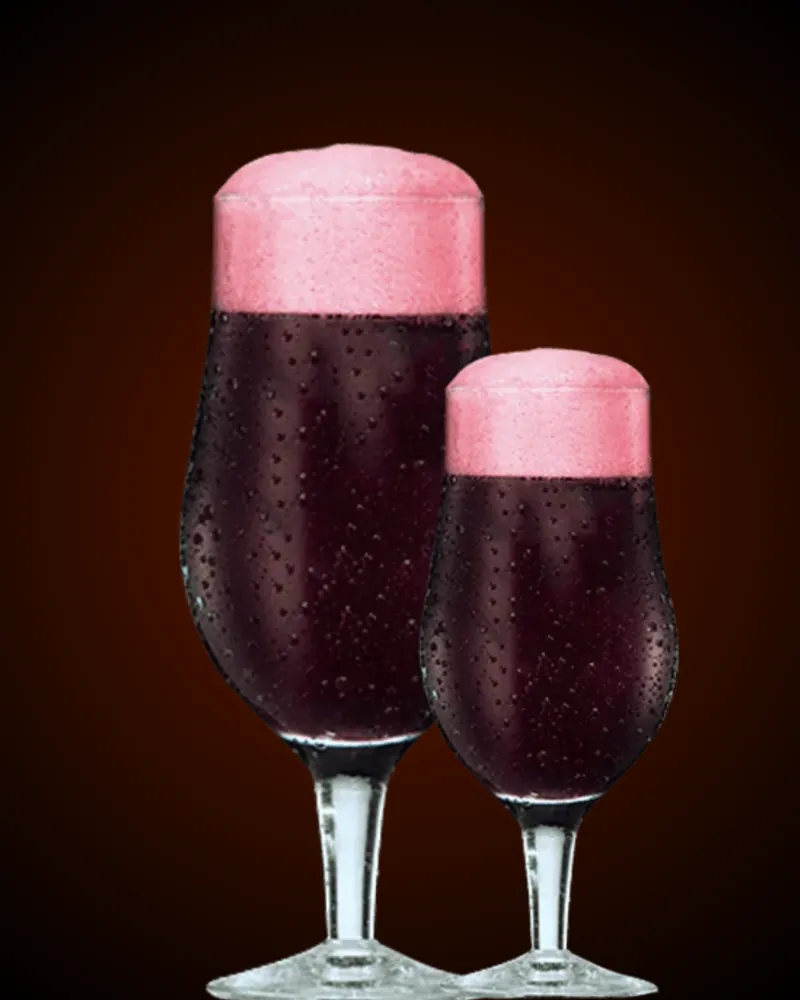 Duas taças de chopp de vinho com espuma rosada