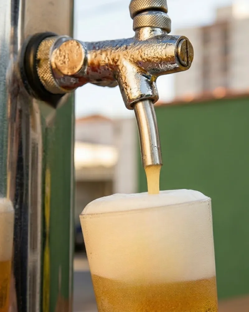 Chopp saindo da torneira da chopeira direto para o copo